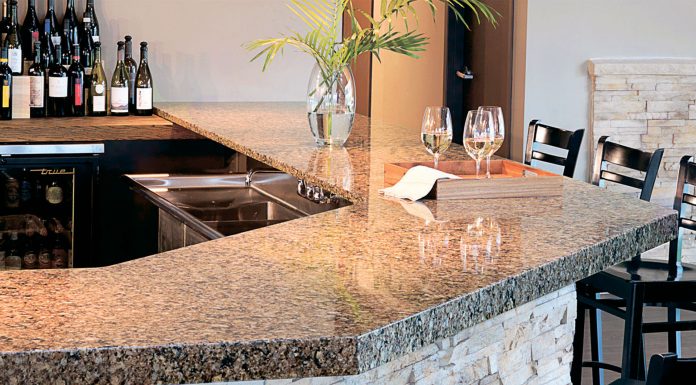 Барные стойки из кварцевого агломерата: почему их ставят даже в жилых квартирах и чем этот материал отличается от других
