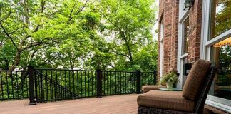 Аранжировки в цветочных горшках на террасе