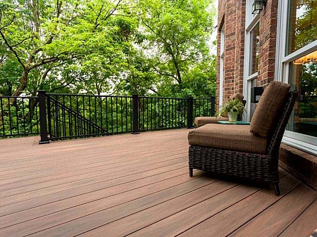 Аранжировки в цветочных горшках на террасе