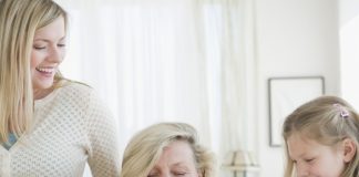 Подарки бабушке на День Рождения: что можно выбрать в магазине Дарунок, какие сувениры имеют глубокий смысл