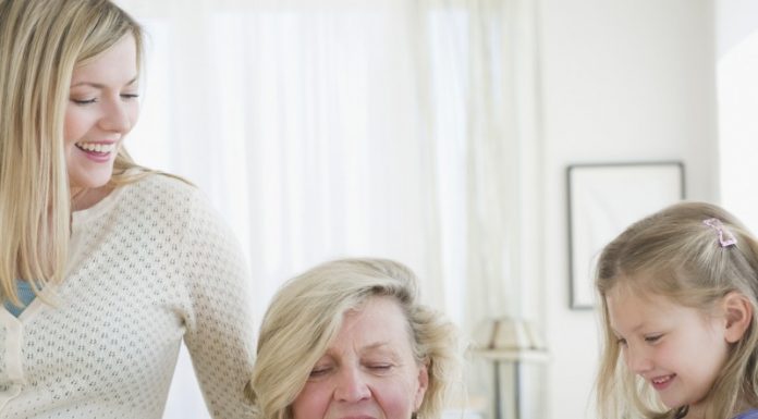 Подарки бабушке на День Рождения: что можно выбрать в магазине Дарунок, какие сувениры имеют глубокий смысл