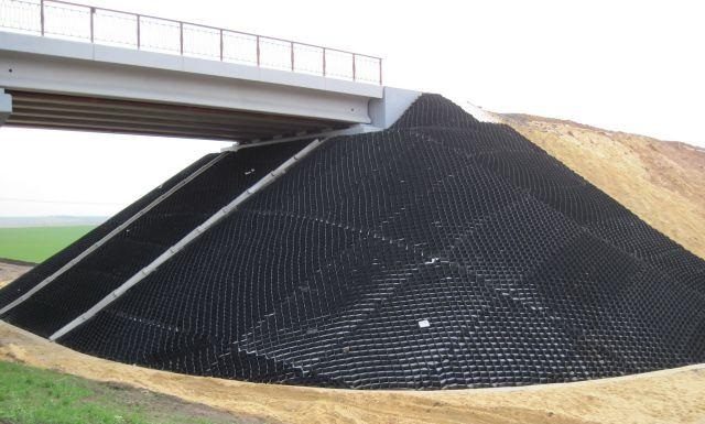 Применение геосетки при откосах