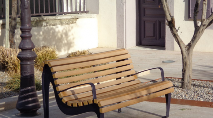 Какие садовые скамейки выпускают, и из чего их делают