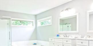 Окна в ванной комнате: почему они становятся модными