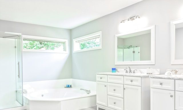 Окна в ванной комнате: почему они становятся модными