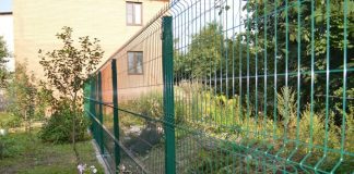 Забор из металлической сетки: почему он прочнее деревянного