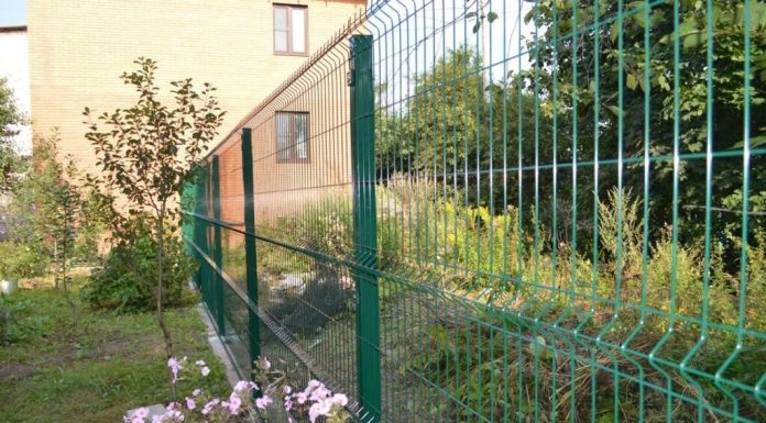 Забор из металлической сетки: почему он прочнее деревянного