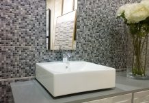 Отделка ванной комнаты плиткой под мозаику