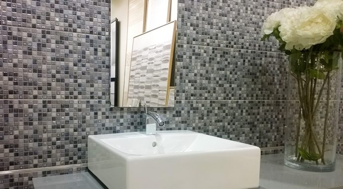 Отделка ванной комнаты плиткой под мозаику