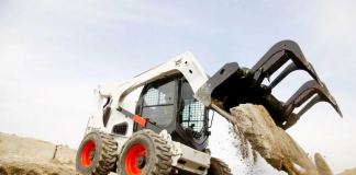 Чем мини-погрузчик удобнее крупногабаритного транспорта: почему его выгодно арендовать