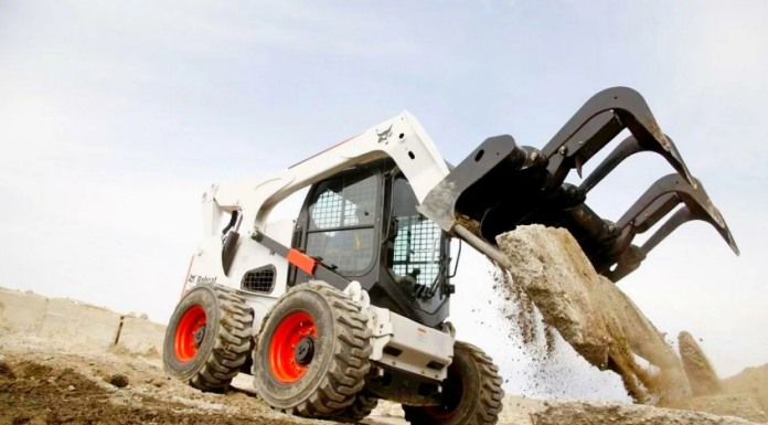 Чем мини-погрузчик удобнее крупногабаритного транспорта: почему его выгодно арендовать