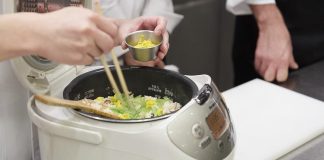 В чем готовят рис и пиццу профессиональные повара: подробности