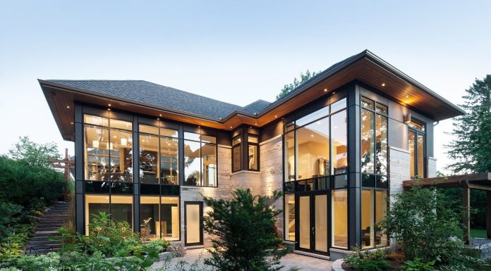 Остекление коттеджей: где его получить?