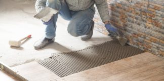 Что самое важное при укладке плитки ПВХ под углом: основные моменты