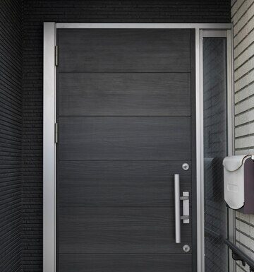 Входная дверь: как выбрать надежного защитника дома. Материалы, замки и дизайн для максимальной безопасности