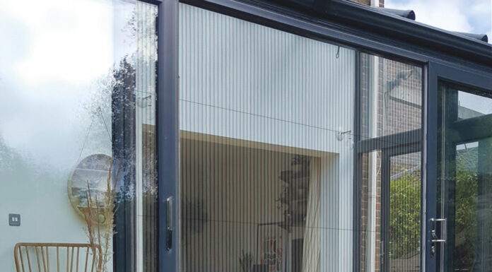 Нужно ли снимать москитные сетки на зиму?