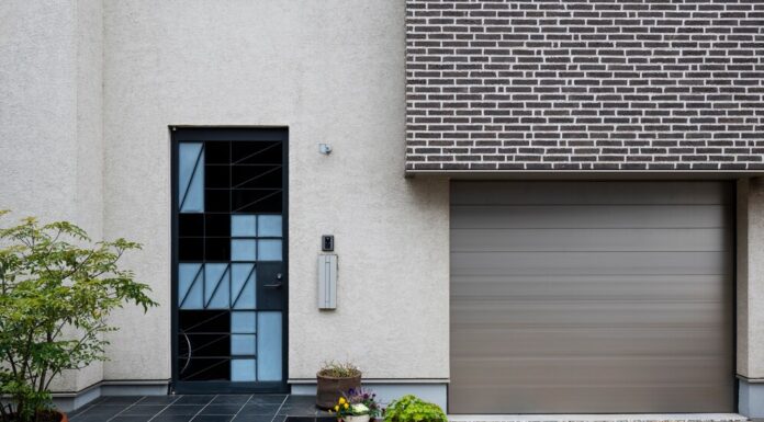 История металлических дверей: от древности до современности