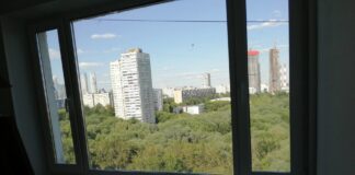 Тонированные окна на балконе: защита от солнца и посторонних глаз