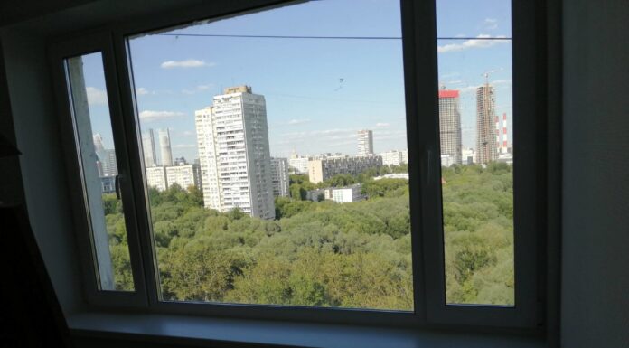 Тонированные окна на балконе: защита от солнца и посторонних глаз